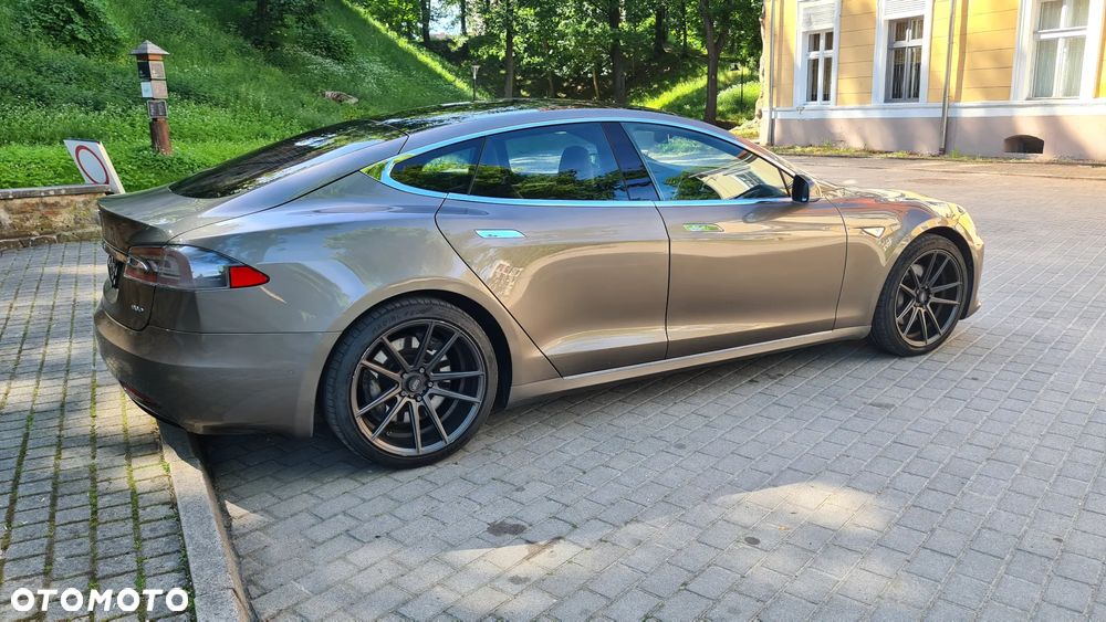 Tesla Model S - 8