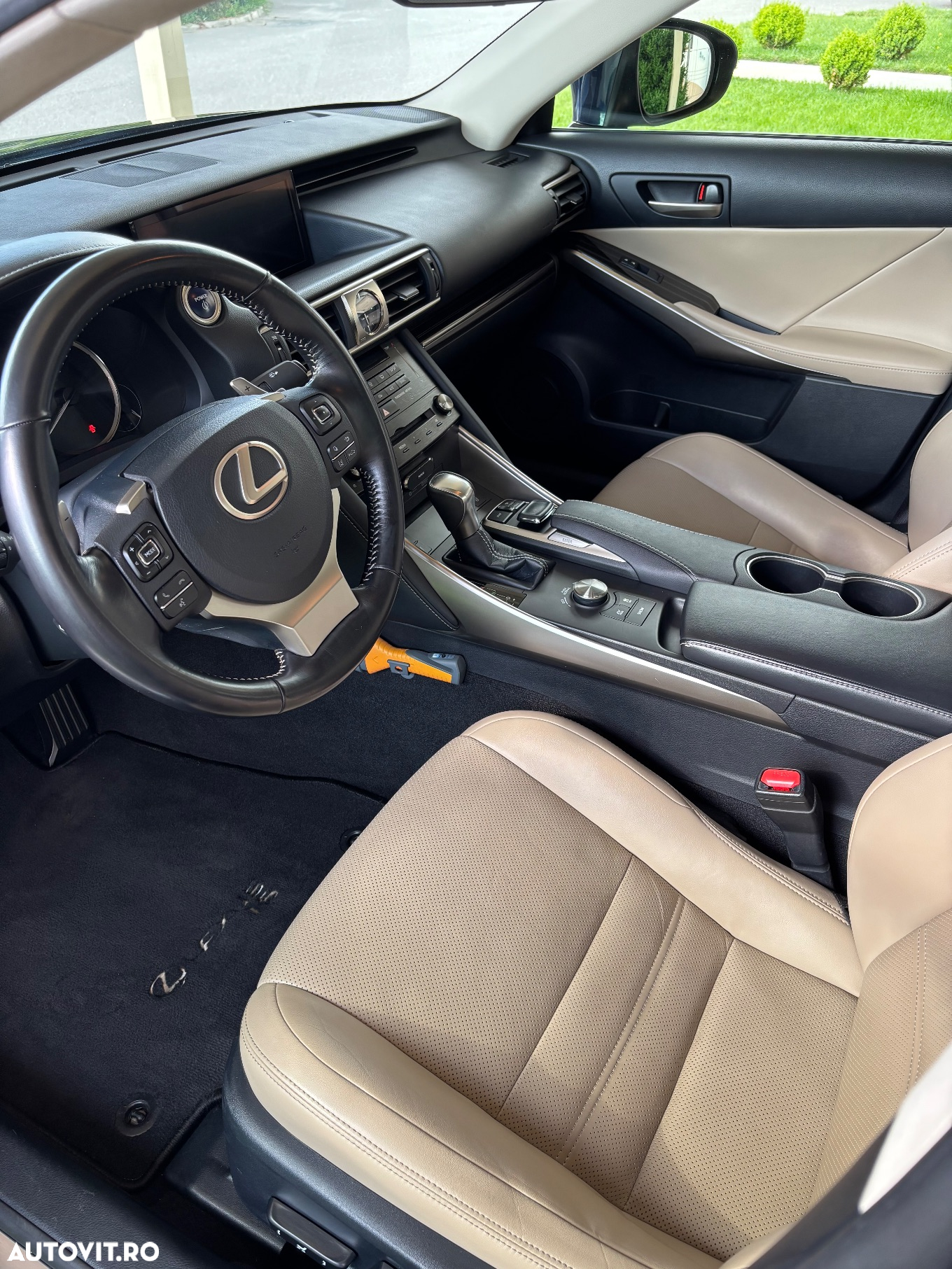 Lexus Seria IS 300h Aut. Luxury - 15