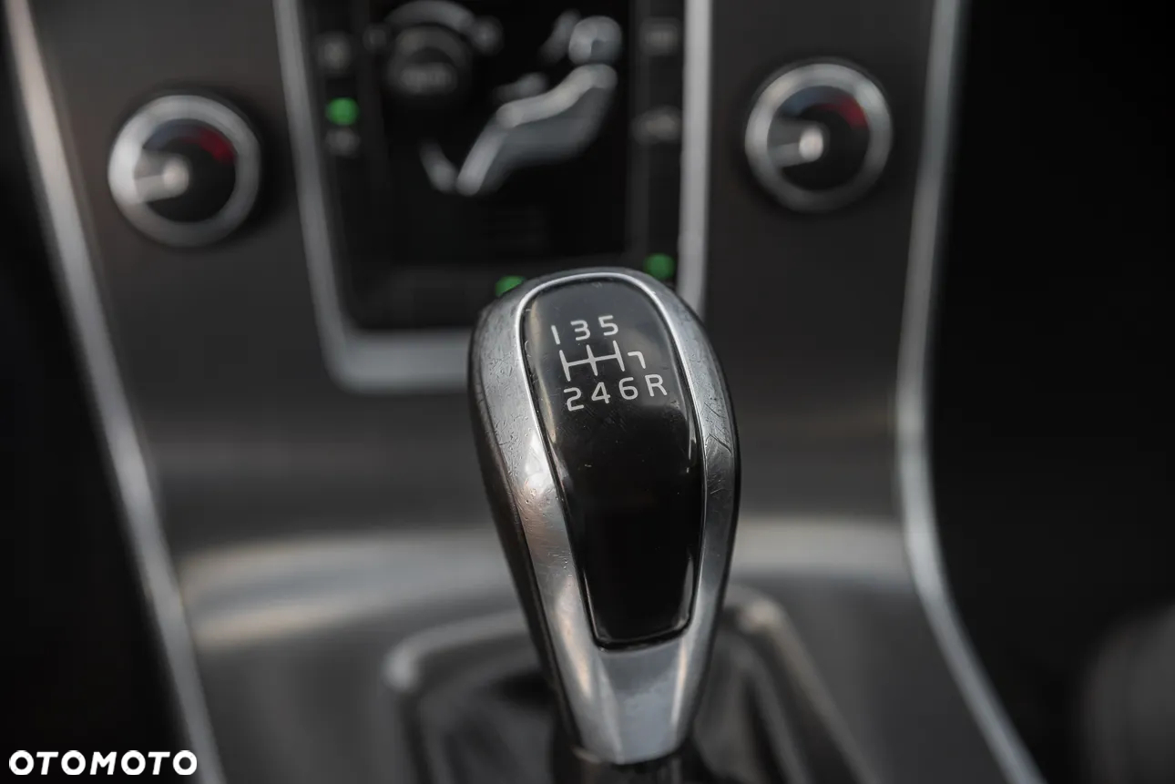 Volvo V60 D4 Momentum - 24