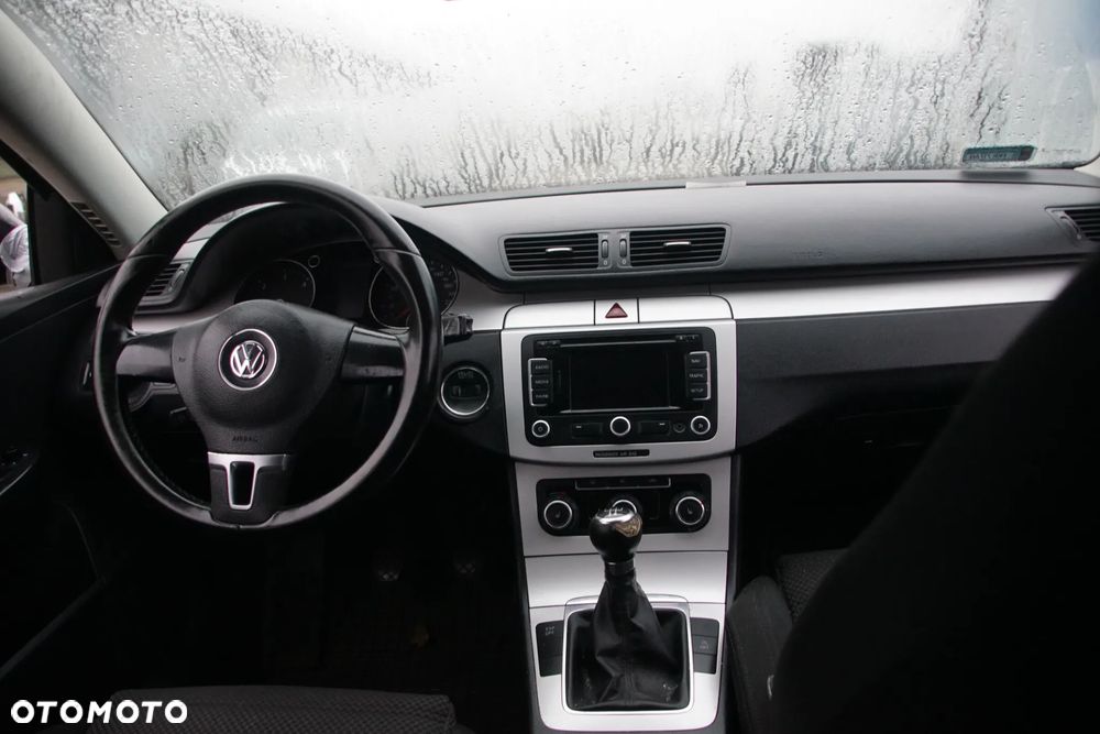 Auto na części - Volkswagen Passat B6 Lift 1.6 TDI 105 KM CAYC MDM L041 2010R Silnik Skrzynia Drzwi Maska Zderzak Błotnik Klapa Lampa Lusterko Klamka Deska Kokpit Sterownik Moduł Czujnik Licznik Kierownica Panel Wyświetlacz - 17