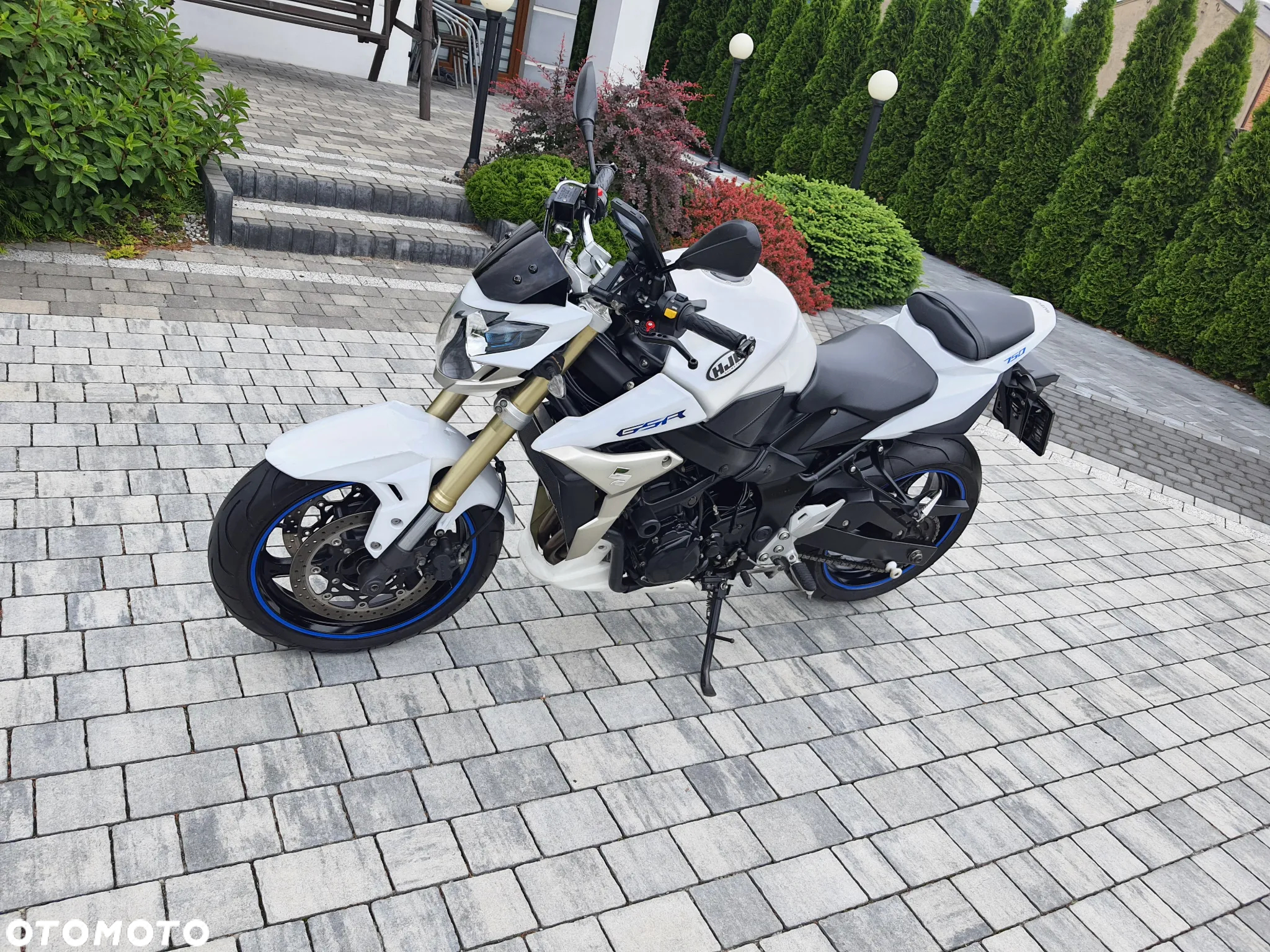 Suzuki GSR - 12