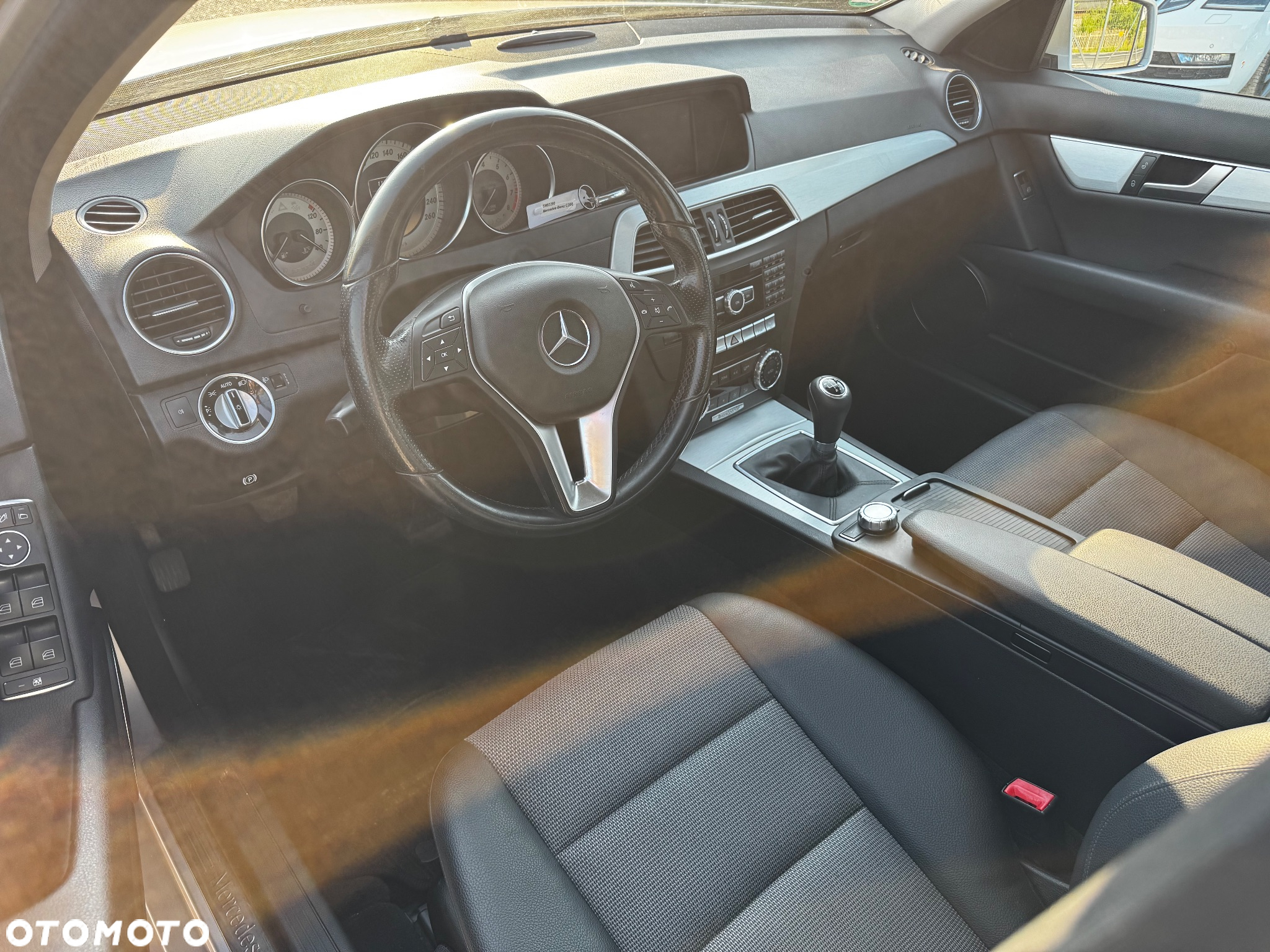 Mercedes-Benz Klasa C 200 CGI BlueEff Avantgarde - 36