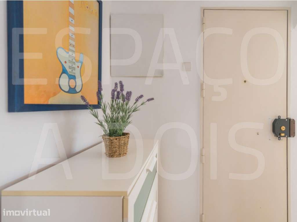 T2 Luminoso junto ao Metro da Quinta das Conchas | Mobilado | Pintu... - Grande imagem: 2/50