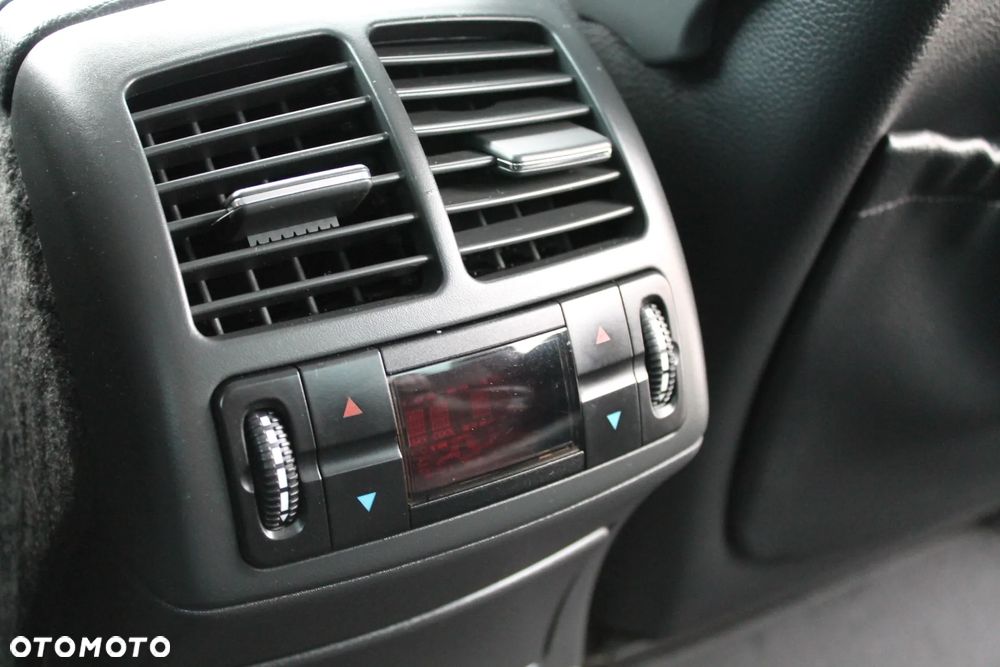 Mercedes-Benz Klasa E 240 4Matic Avantgarde - 24