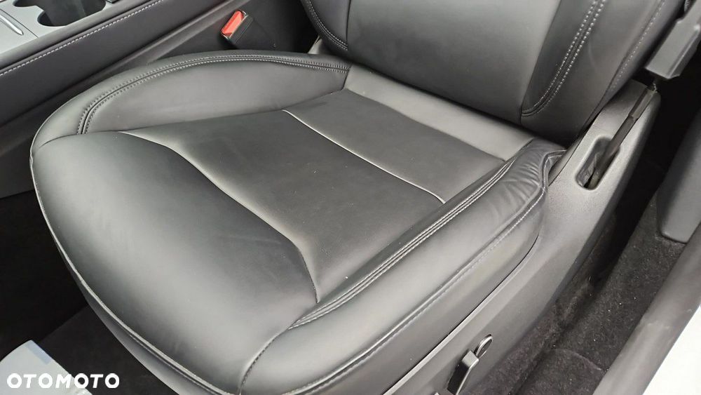 Tesla Y Long Range RWD - 12