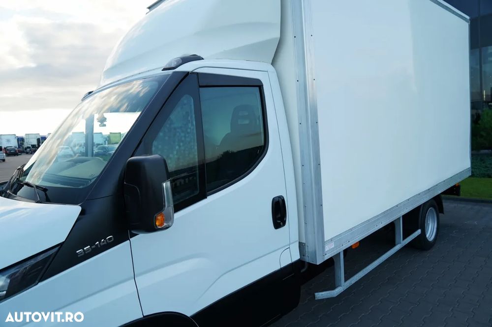 Iveco DAILY 35-140 / CONTAINER / DUBLU / MANUAL / ROLURI / MASĂ NETĂ: 3500 KG / 2017 - 12