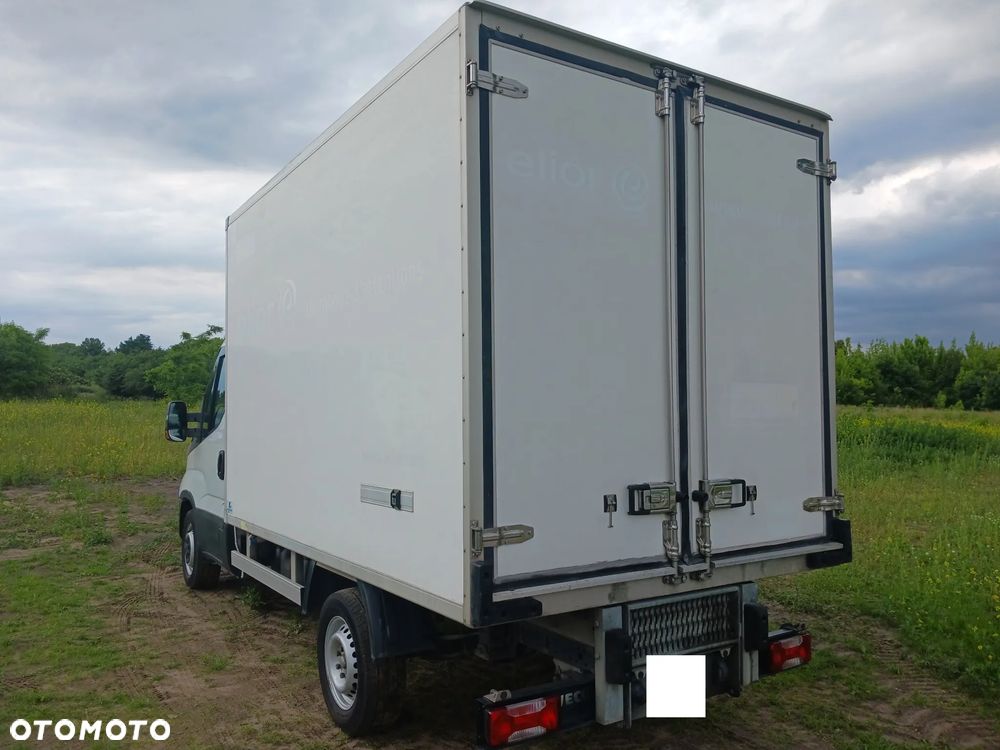 Iveco Daily 35S11 E5 Izoterma 2016r Chłodnia 289 tyś km Mroźnia Agregat zasilanie zew 230V - 19