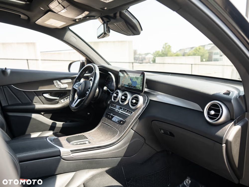 Mercedes-Benz GLC 300 4Matic 9G-TRONIC AMG Line - 21