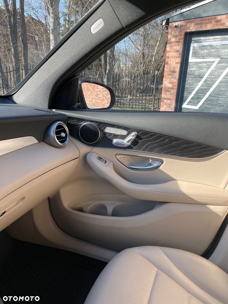 Mercedes-Benz GLC 300 4Matic 9G-TRONIC AMG Line - 24