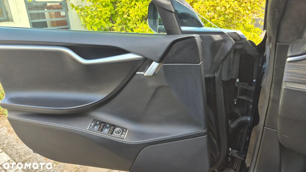 Tesla Model S 85 D - 19