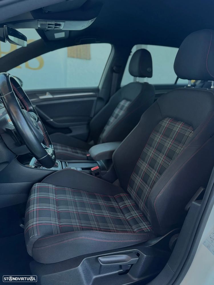 VW Golf 2.0 TSI GTI DSG Performance - 21