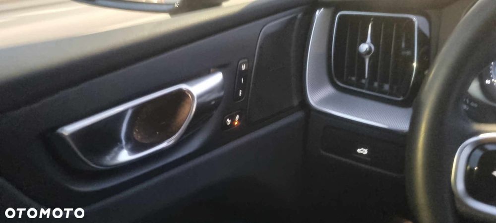 Volvo XC 60 B4 D AWD Plus Dark - 11