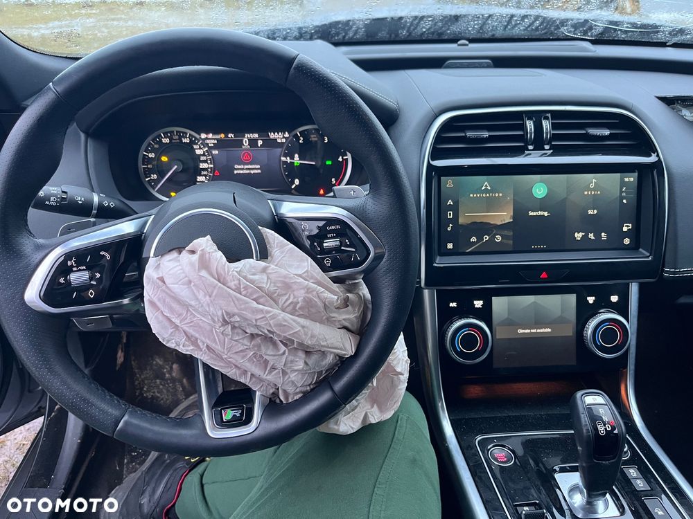 Jaguar XE ver-2-0-d180-awd-r--dynamic-hse - 3