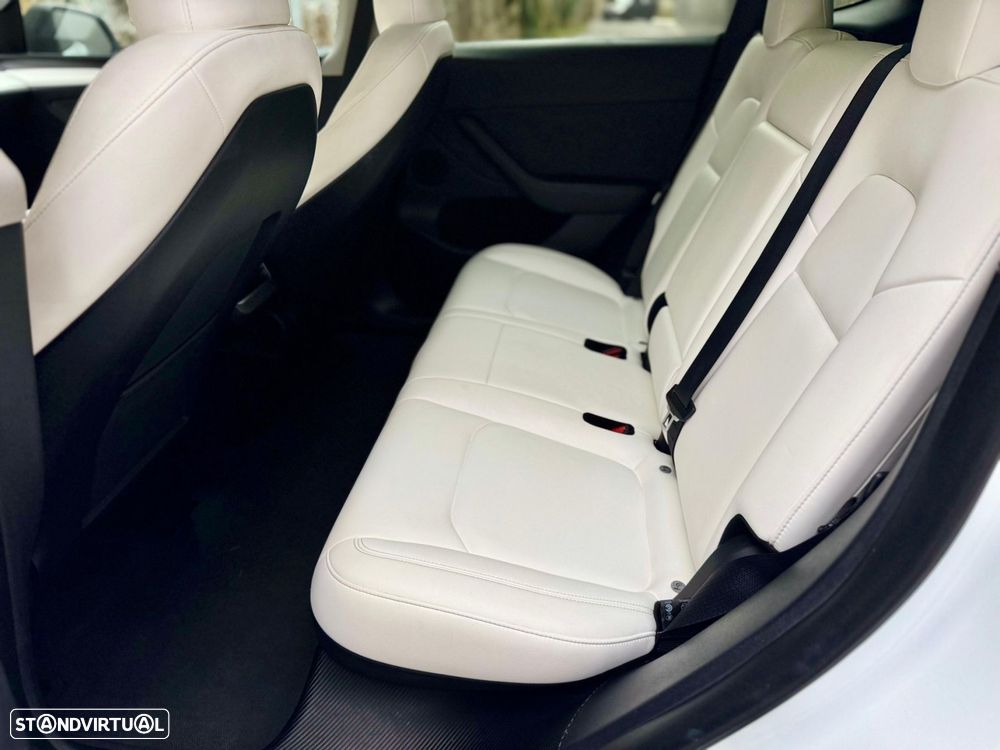 Tesla Model Y Standard Long Range RWD - 28