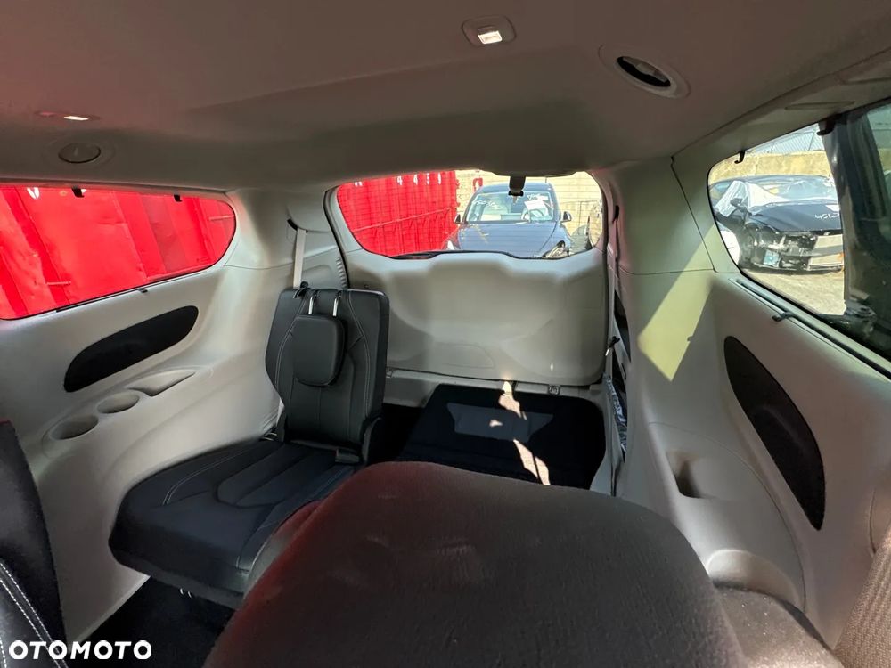 Chrysler Pacifica - 17