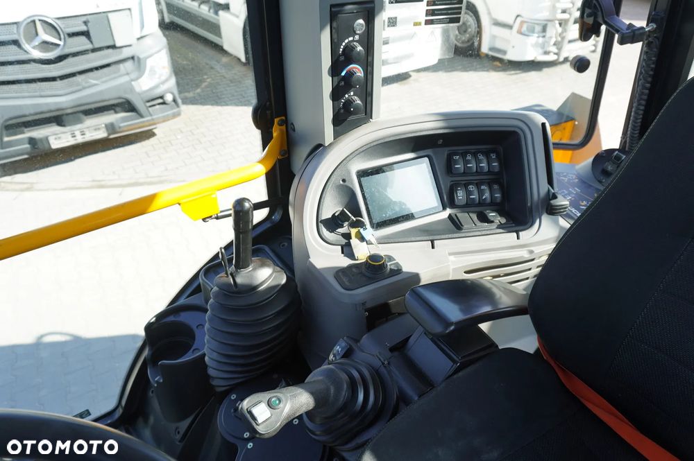 JCB 4CX PRO / Joysticki / r. 2023 / 4 sztuki - 26