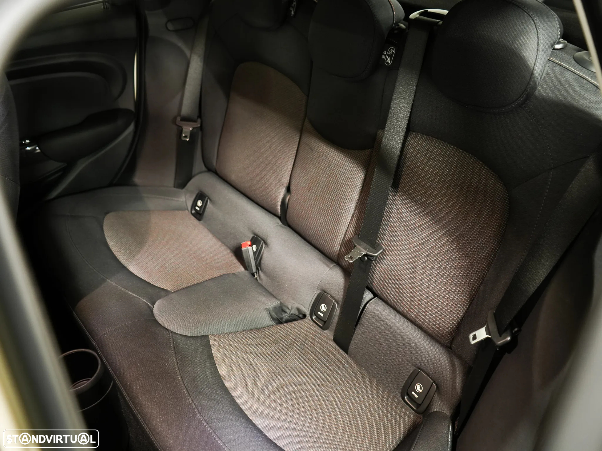 MINI 5 Portas Cooper D Auto - 10