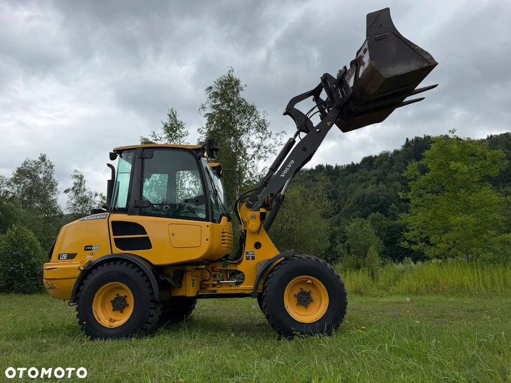 Volvo L25F Ładowarka Kołowa łamana 2015 rok. Jak Nowa! Oryginał łyżka i widły. Mocny silnik 4 cylindry. Zero luzów i wycieków. Aktualne Badania DEKRA BMWT. Wielka Okazja. Maszyna jak nowa z Salonu. 2600 mtg. Pochodzi z Norweskiego urzędu gminy. Dodatkowe linie Hydrauliczne. Szybka wolna Jazda Rewers Hydrostatic. Wersja Norwesk Mocne doświetlenie dodatkowe grzanie. kabina Ogrzewana wentylowana! Zmiana Osprzętu Hydrauliczna! pełne sterowanie z dżojstika! Opony jak Nowe. Podzespoły pomy suche, czytelne tabliczki! OKAZJA - 9