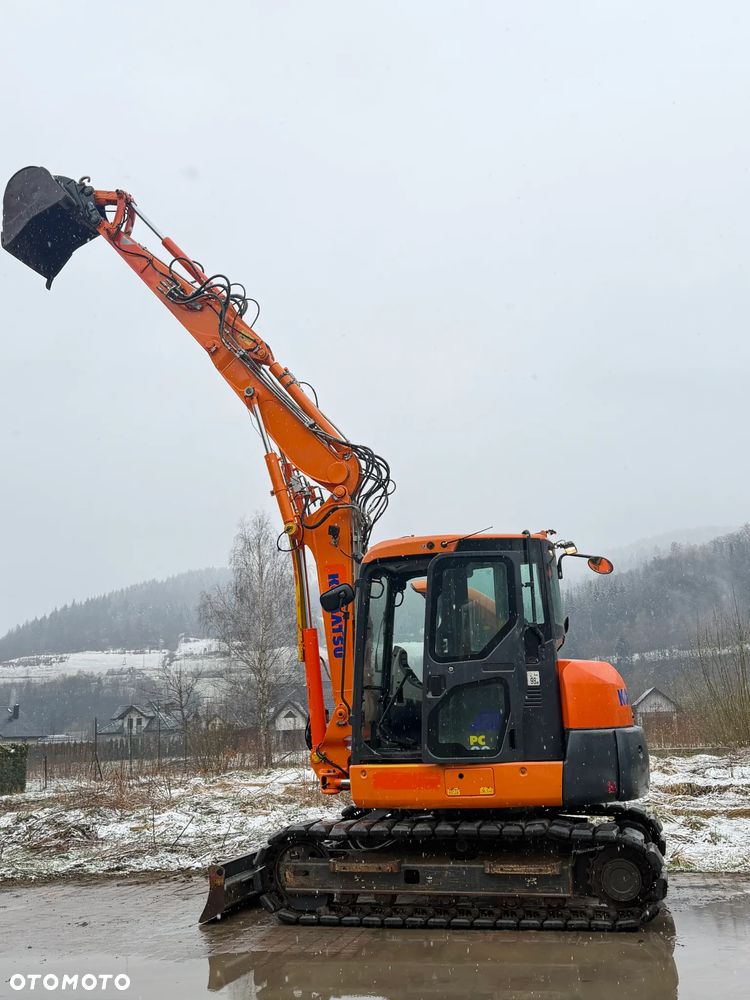 Komatsu Koparka Gąsienicowa 8 ton PC80MR-3. Sprowadzona z Norwegii. Centralne smarowanie!! Maszyna  jak Nowa 2016rok. 3200mtg 3x łamane Ramię. Klima ser.DEKRA. Własna pompa paliwa. Ani deka luzów i wycieków. Gąsienice klepki bez zużycia! Podwozie w pięknym stanie. Okazja Maszyna zadbana!! Po serwisach eksploatacyjnych. - 8