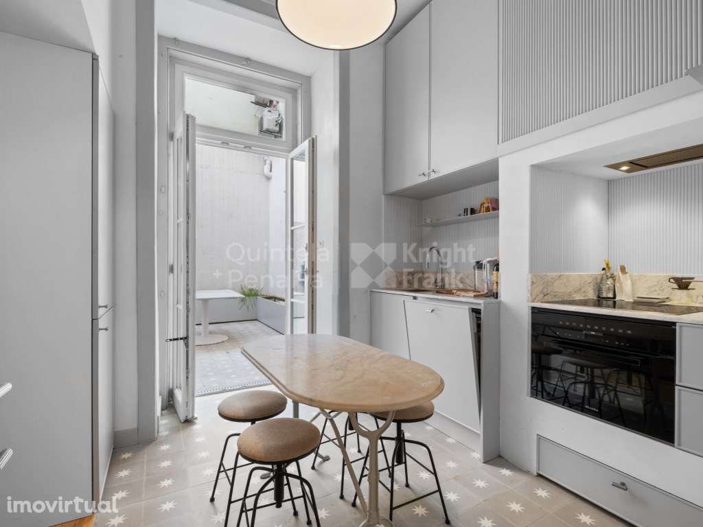 Apartamento T2+1 renovado com logradouro, em Lisboa - Grande imagem: 4/35