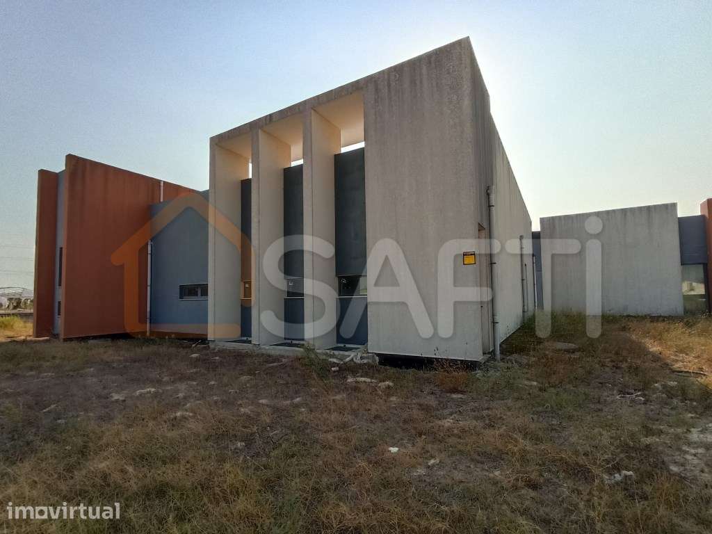 Salão de festas inacabado, com terreno de 25300m2 - Grande imagem: 5/13