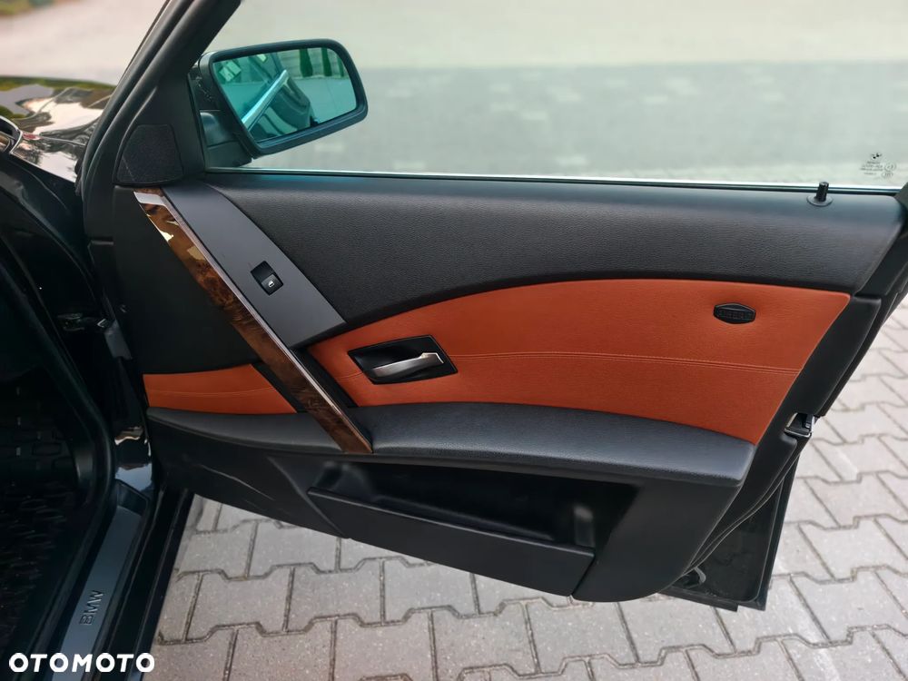 BMW Seria 5 525i Touring - 16