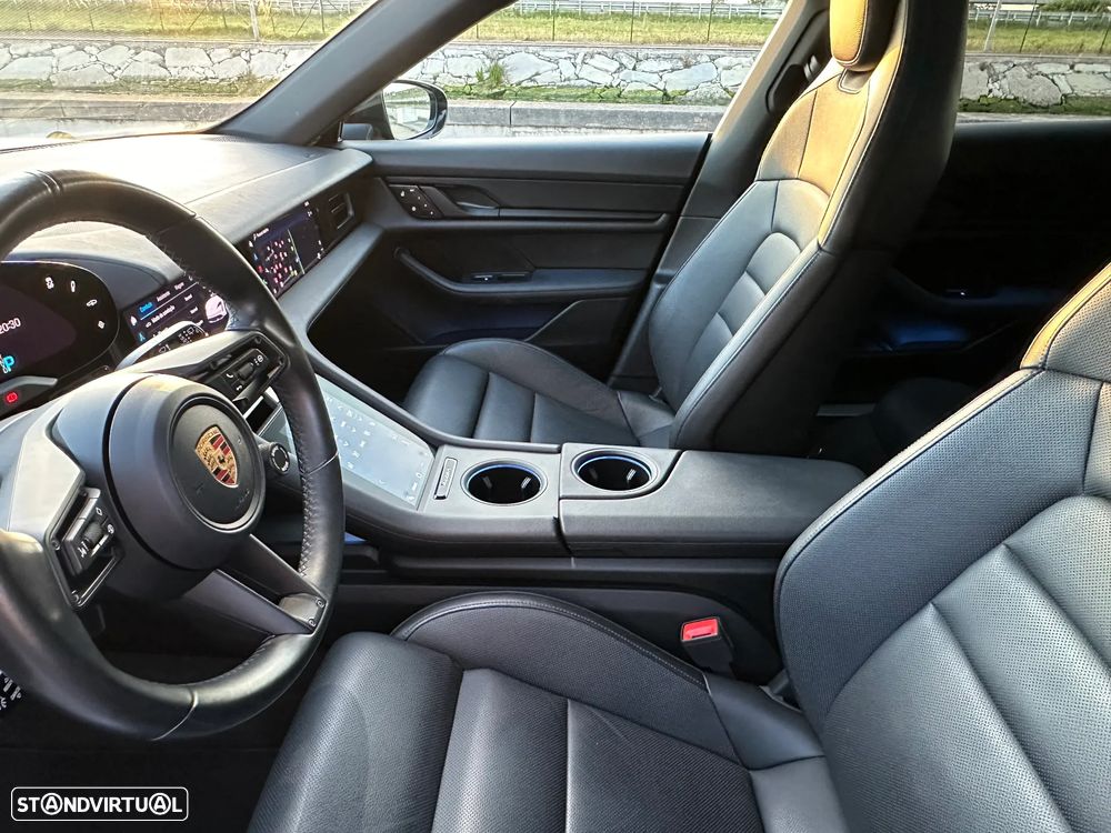 Porsche Taycan Cross Turismo 4S - 17