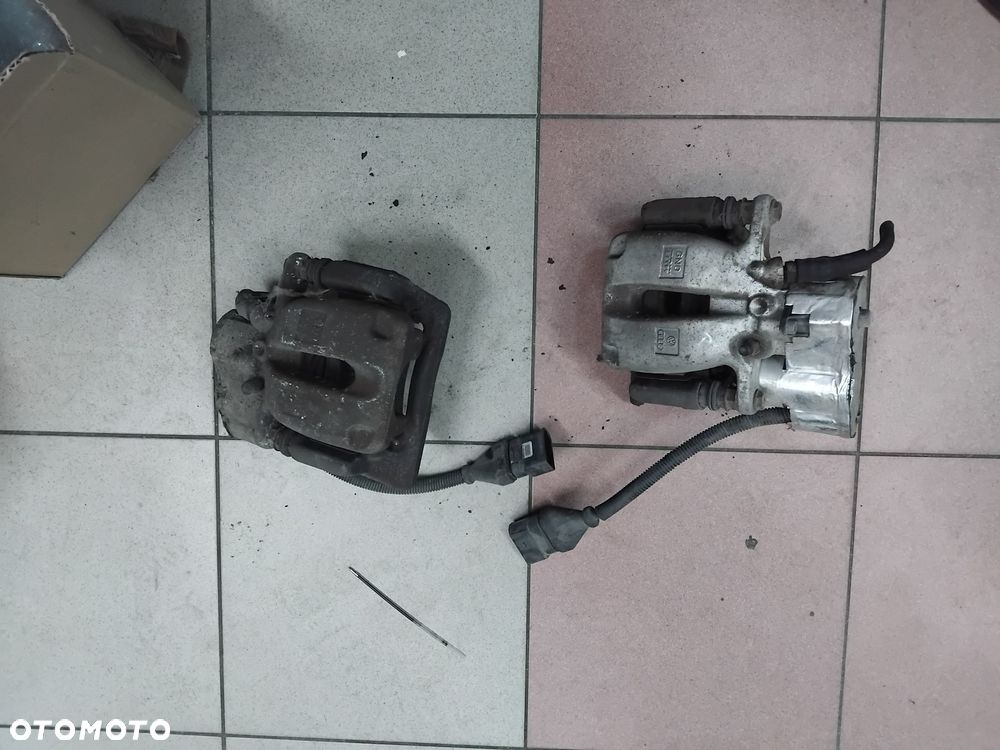 Audi A8 D3 zacisk hamulcowy tył elektyczny   Lewy lub prawy 4 pin - 1