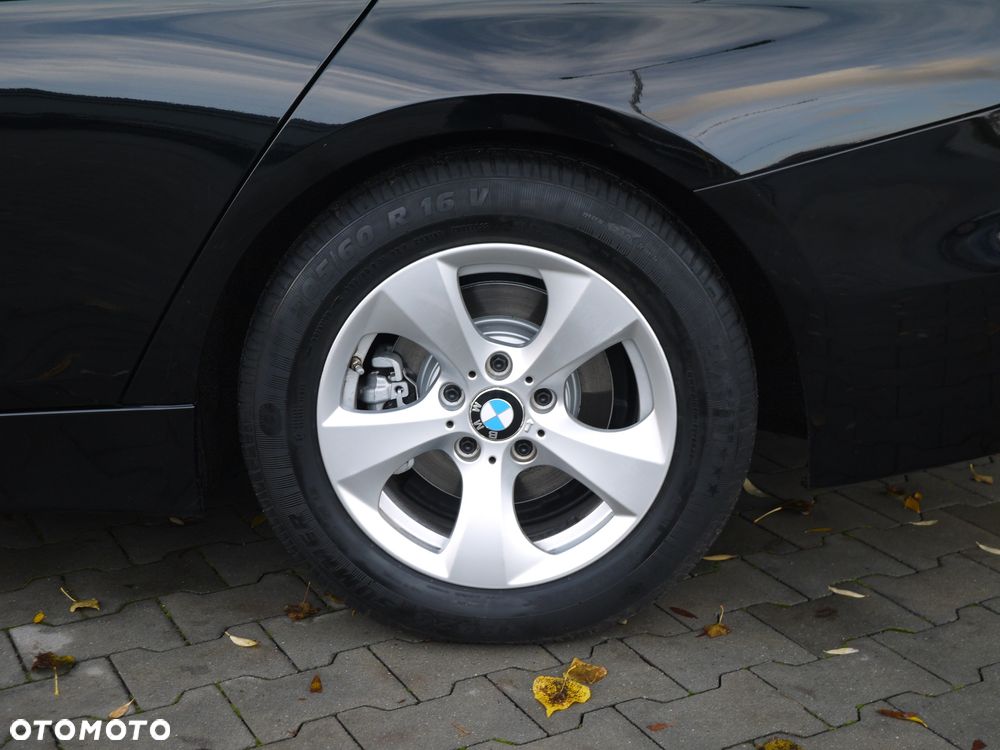BMW Seria 3 320d Touring Efficient Dynamics Edition - 10