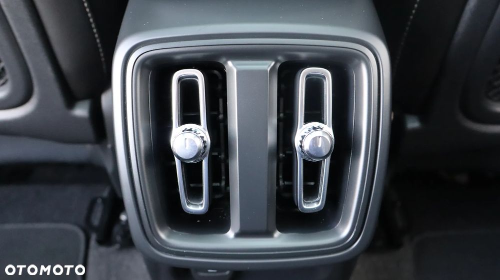 Volvo XC 40 T5 AWD Momentum Pro - 19