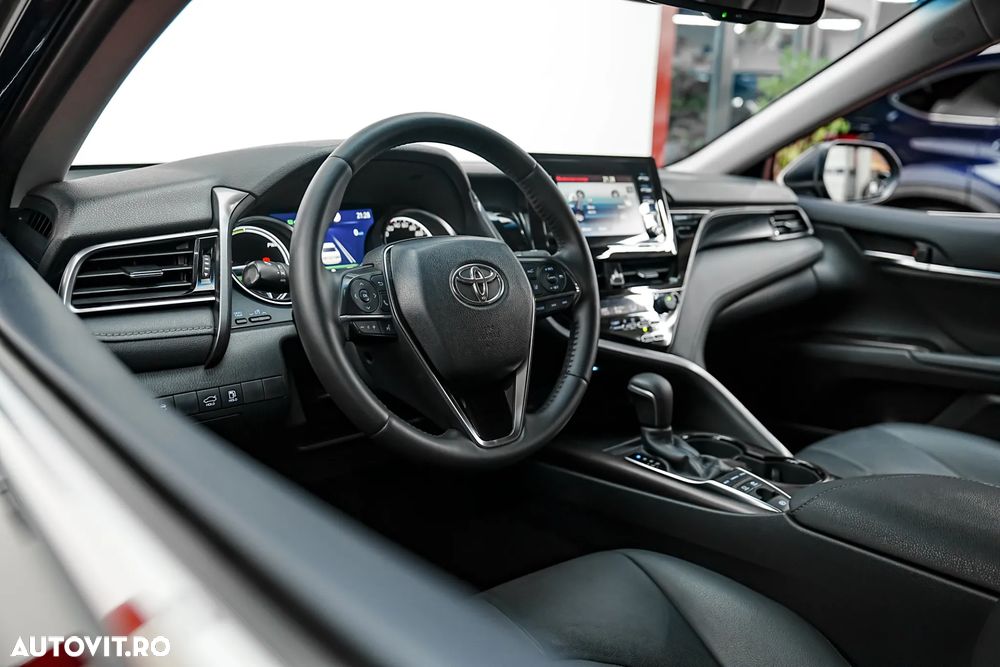 Toyota Camry Luxury - 8
