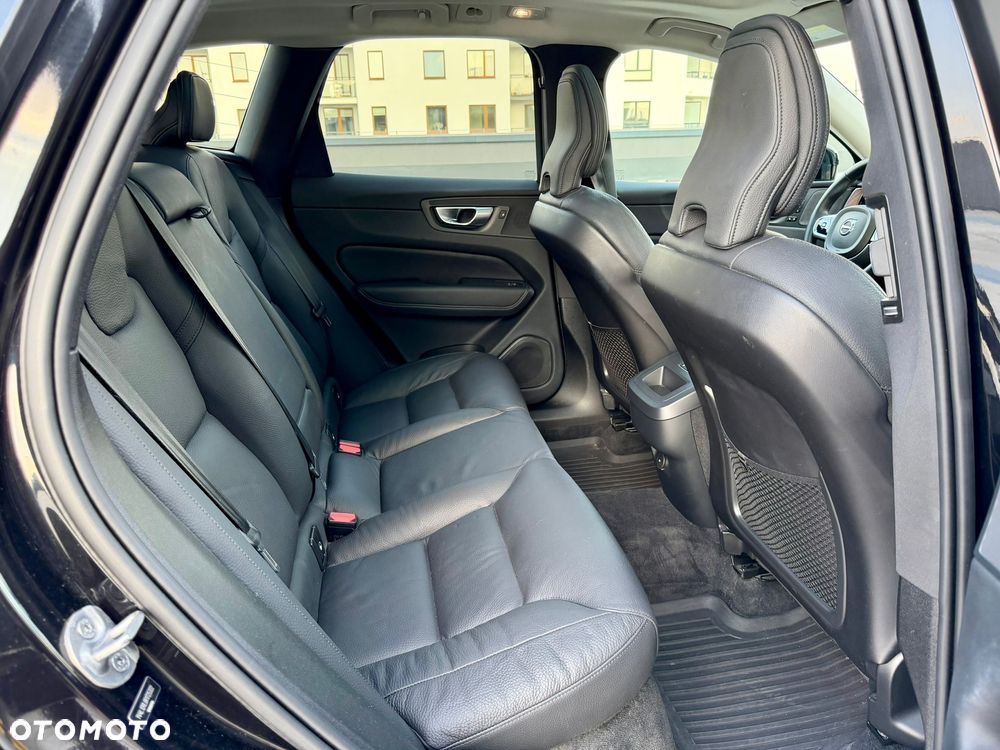 Volvo XC 60 B5 B AWD Plus Dark - 32