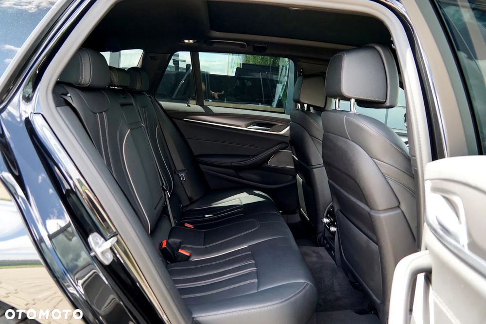BMW Seria 5 540d xDrive Touring M Sport Edition - 22