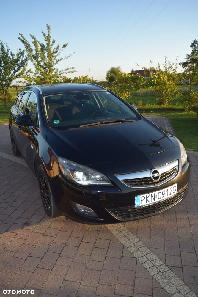 Opel Astra 2011 photo 2