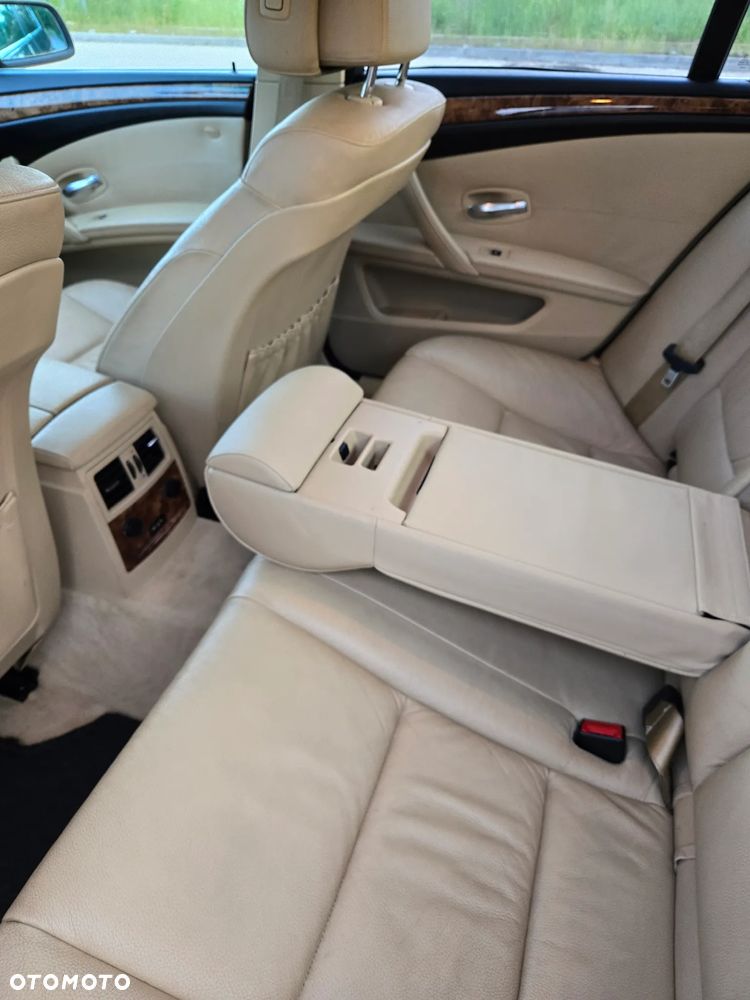 BMW Seria 5 525d - 38