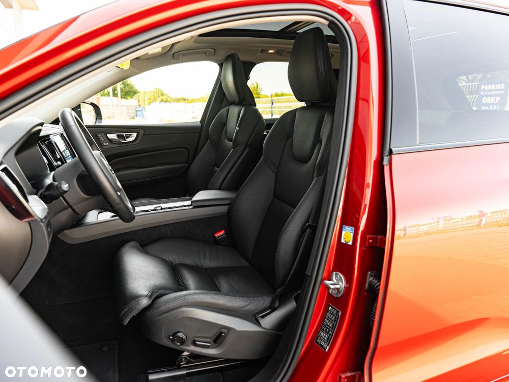 Volvo XC 60 B4 D Plus Dark - 24