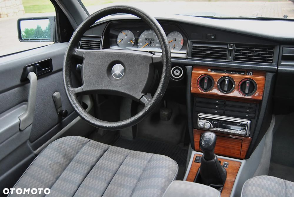 Mercedes-Benz W201 (190) - 11