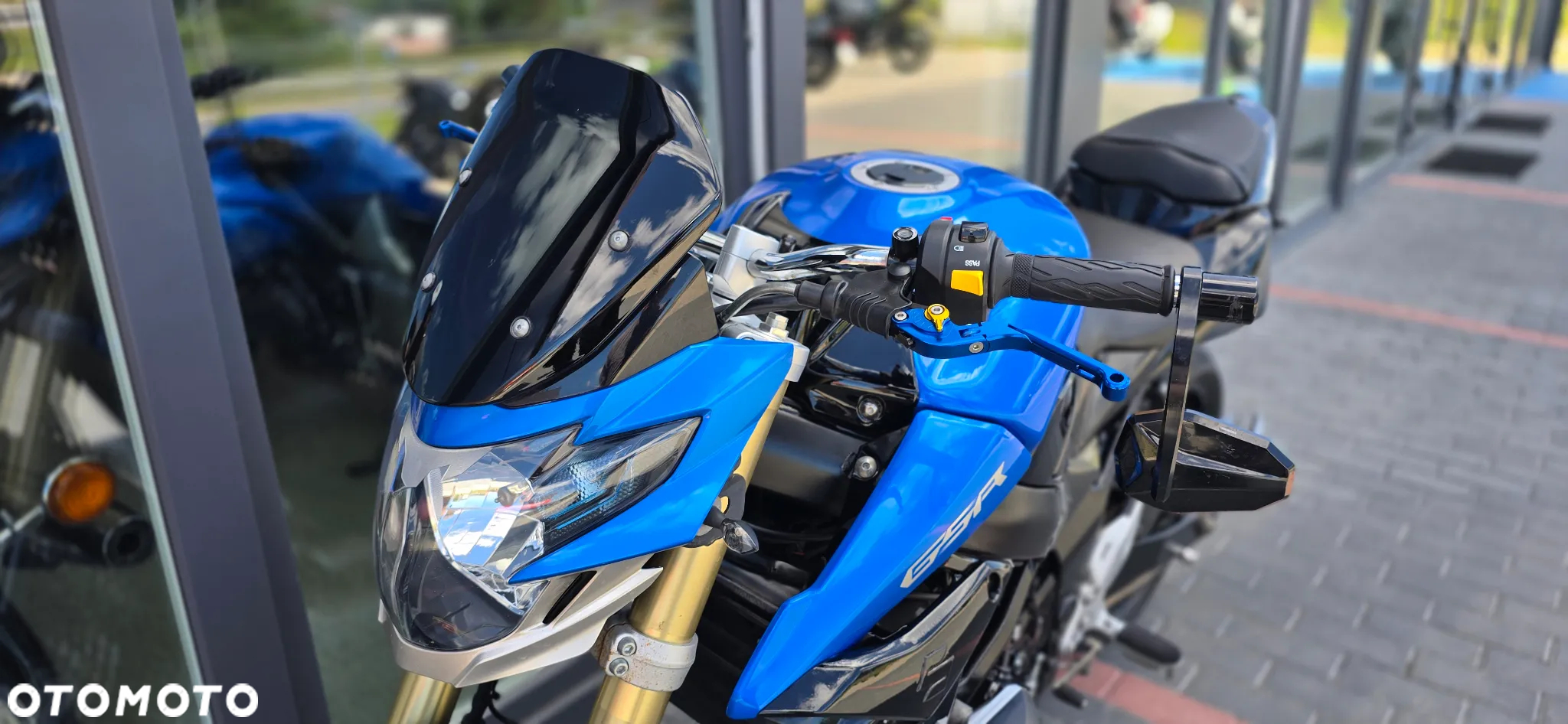 Suzuki GSR - 27