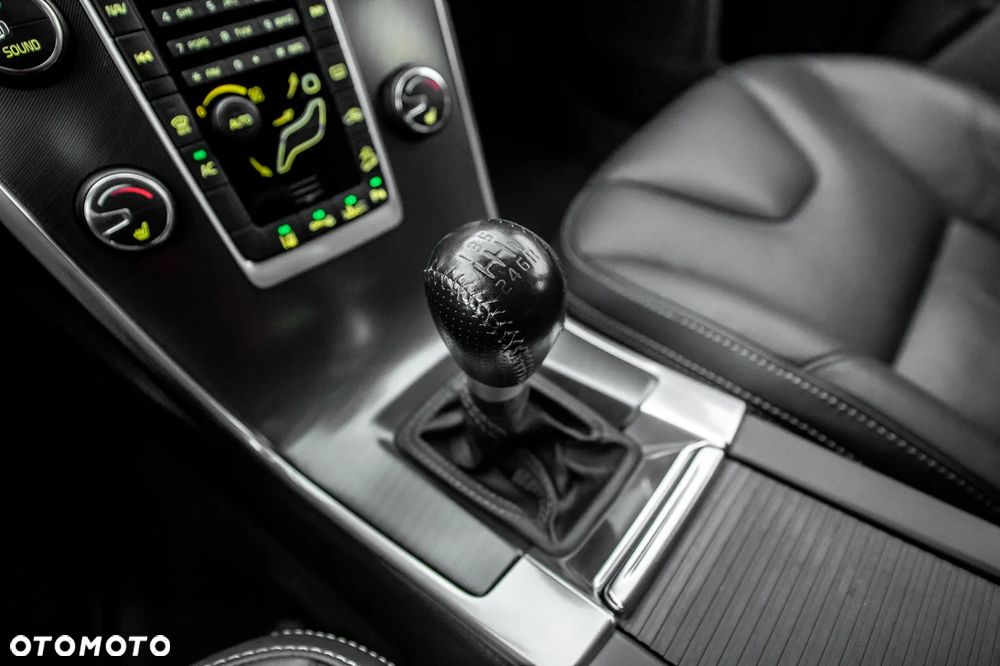 Volvo XC 60 2.4D AWD R-Design - 35