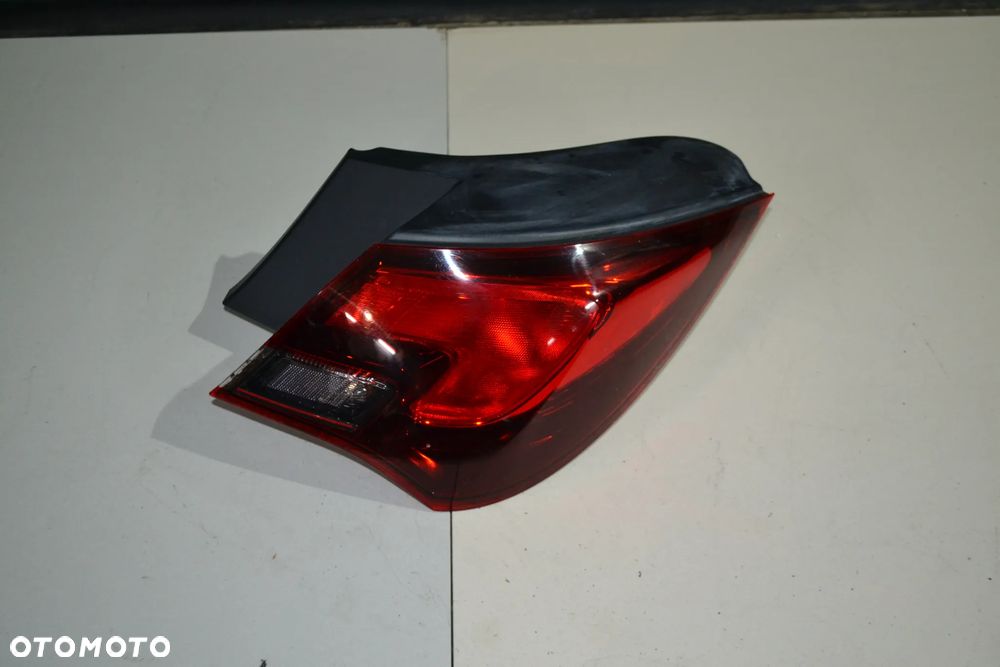 OPEL ASTRA J GTC 3D LAMPA TYŁ TYLNA PRAWA W BŁOTNIK 13281266 - 2