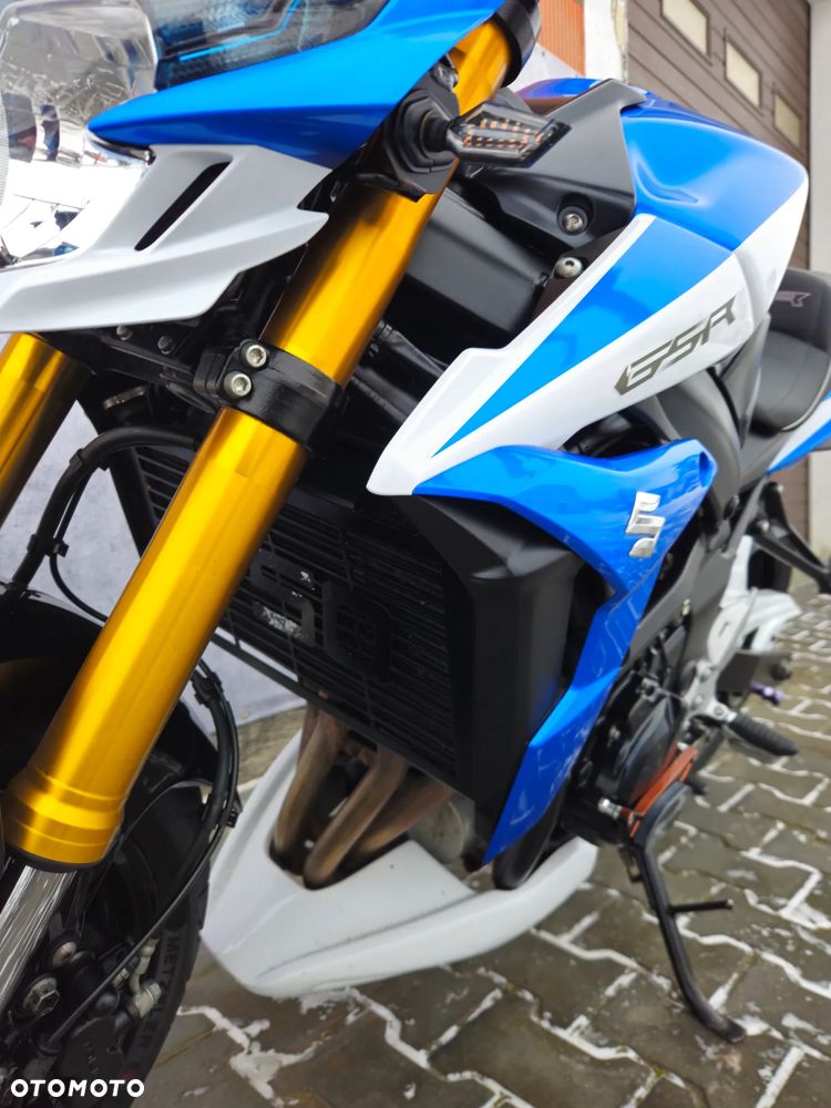 Suzuki GSR - 12