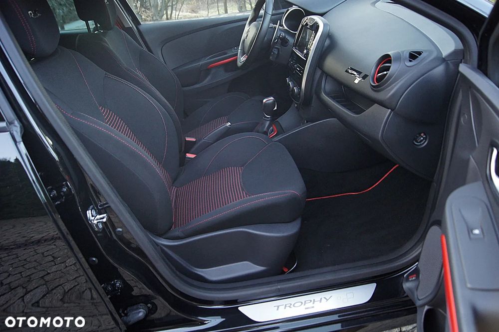 Renault Clio TCe 220 EDC R.S Trophy - 26