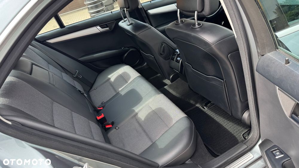 Mercedes-Benz Klasa C 180 CGI BlueEff Avantgarde - 29