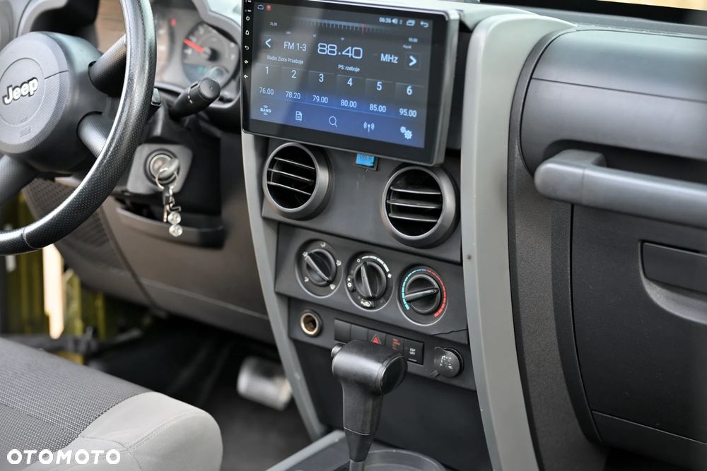 Jeep Wrangler Unlimited 3.8 Sahara - 32