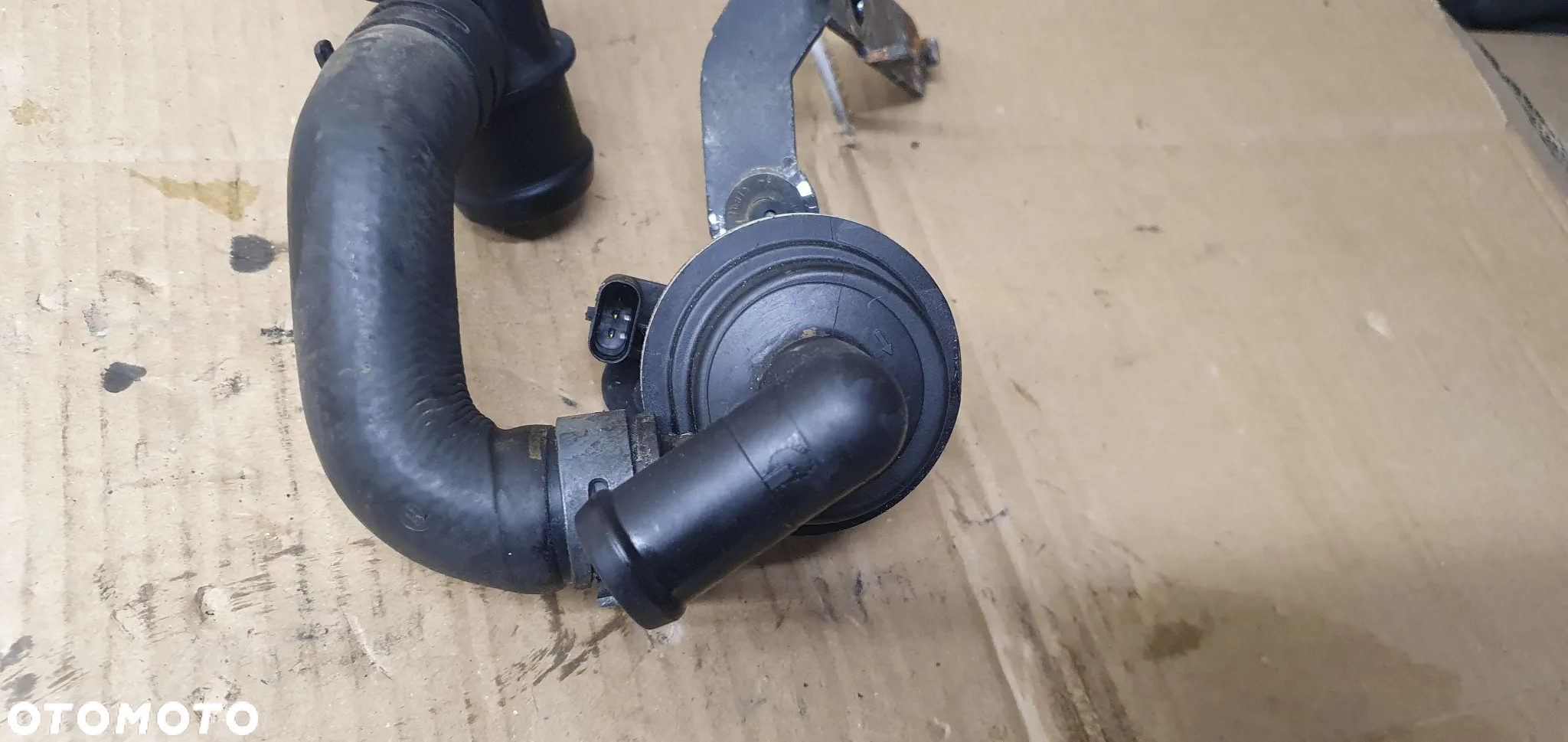 Dodatkowa pompka obiegu wody elektrozawór VW Passat B7 1.6 TDI 5N0965561A - 3