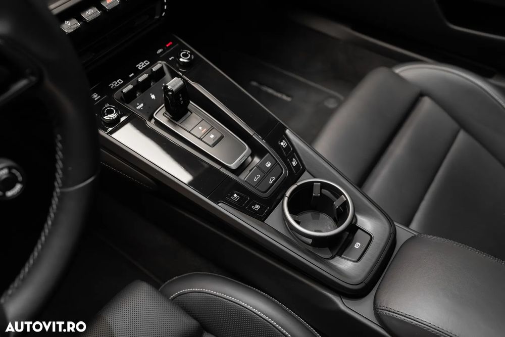 Porsche 911 4 GTS PDK - 35