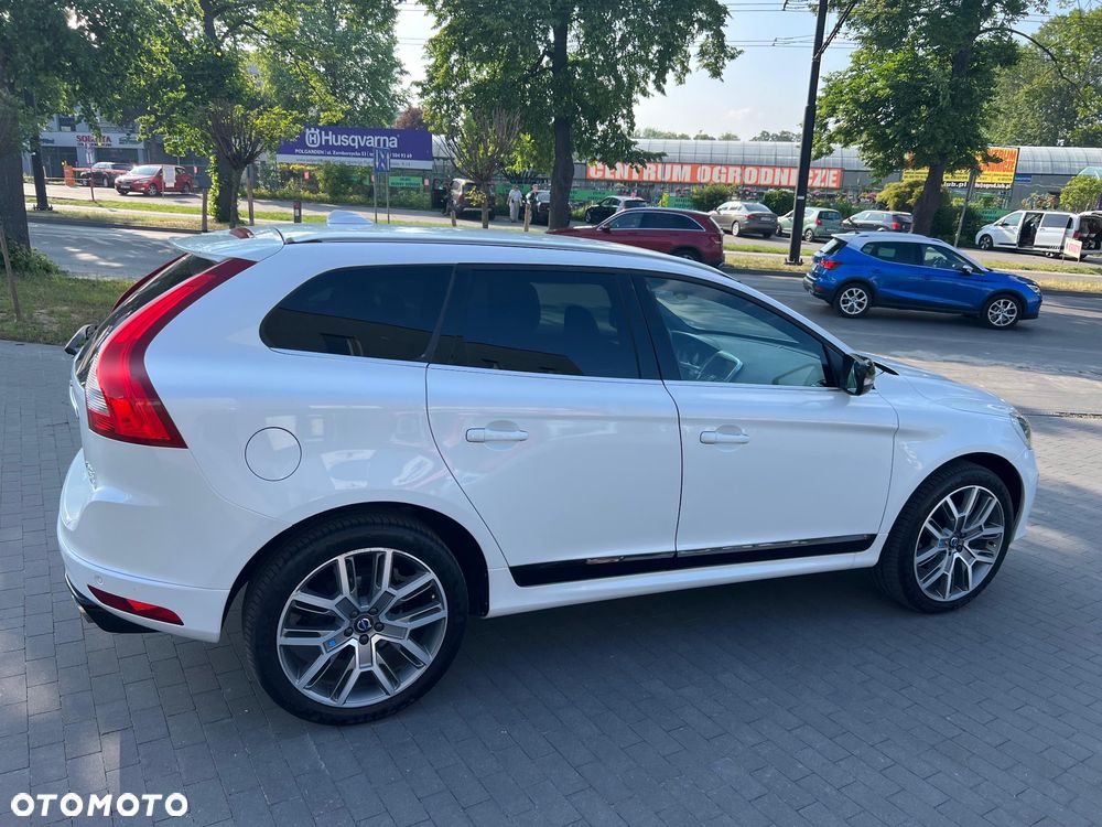 Volvo XC 60 D5 AWD R-Design Momentum - 4