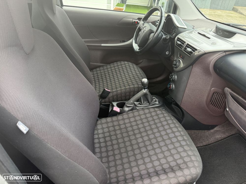 Toyota iQ 1.0 + - 10