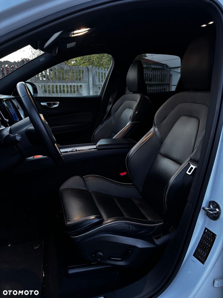 Volvo XC 60 B4 D Plus Dark - 21