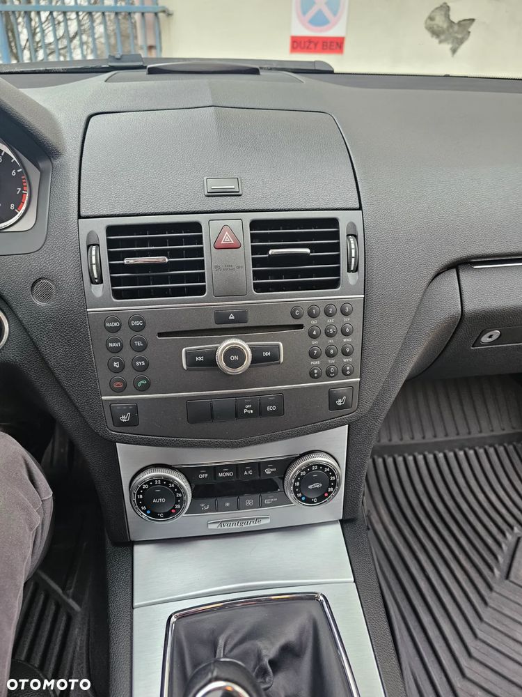 Mercedes-Benz Klasa C 180 CGI BlueEFFICIENCY Avantgarde - 10